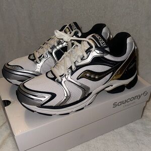 NEW! Saucony Originals ProGrid Triumph 4 Shoes Mens 9.5
